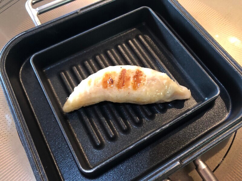 底が波になっているフライパンで「鶏皮ぎょうざ」を焼く