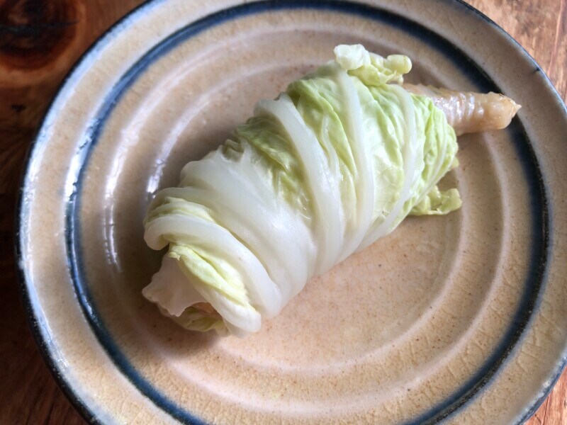 業務スーパーの「鶏皮ぎょうざ」の白菜巻き