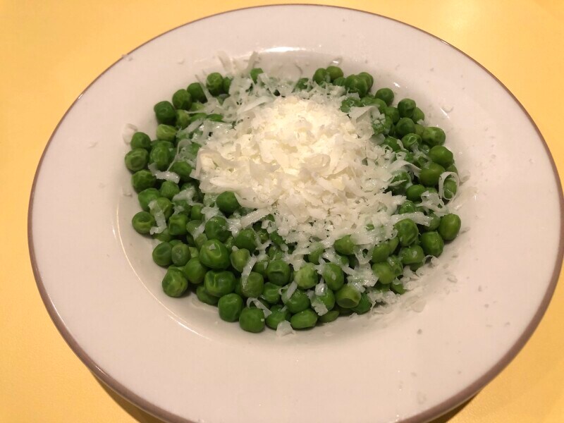 サイゼリヤの「柔らか青豆とペコリーノチーズの温サラダ」