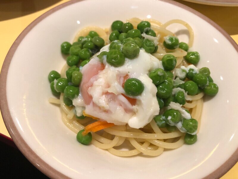 サイゼリヤの「柔らか青豆とペコリーノチーズの温サラダ」とペペロンチーノを合わせる