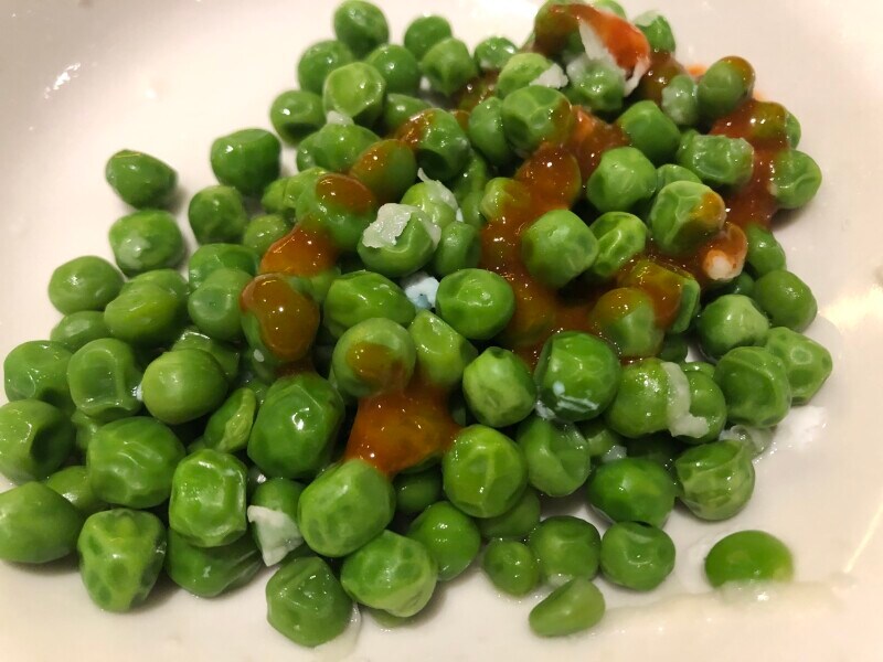 サイゼリヤの「柔らか青豆とペコリーノチーズの温サラダ」にホットソースの辛さをプラス