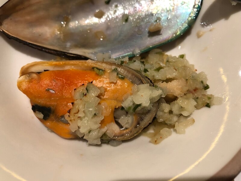 筆者はムール貝をきれいに取ることができなかった