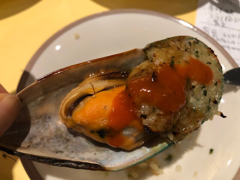 オリジナルホットソースは辛いので、サイゼリヤの「ムール貝のガーリック焼き」へのかけすぎ注意！