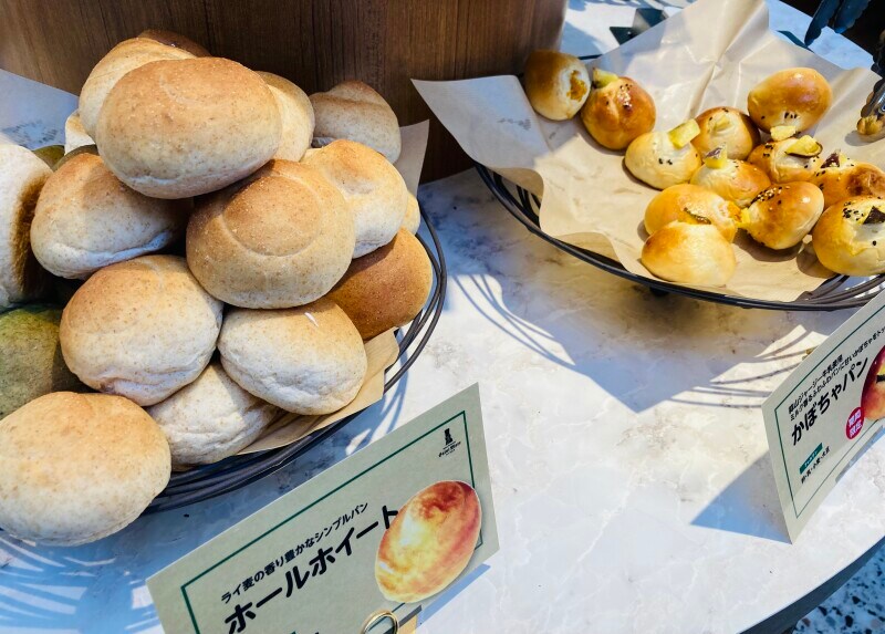 焼き立てパン以外のパンコーナーもあります。