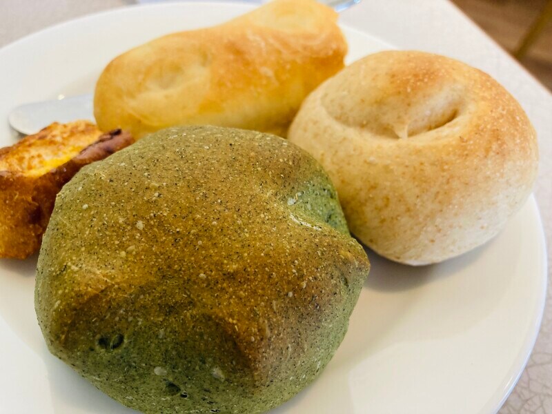 手前はよもぎパン。よもぎの香りが漂います。