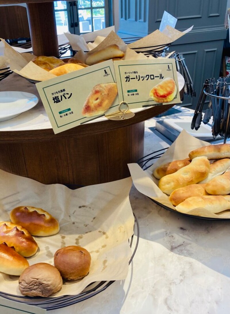 自由にパンを選べるコーナーもあります。