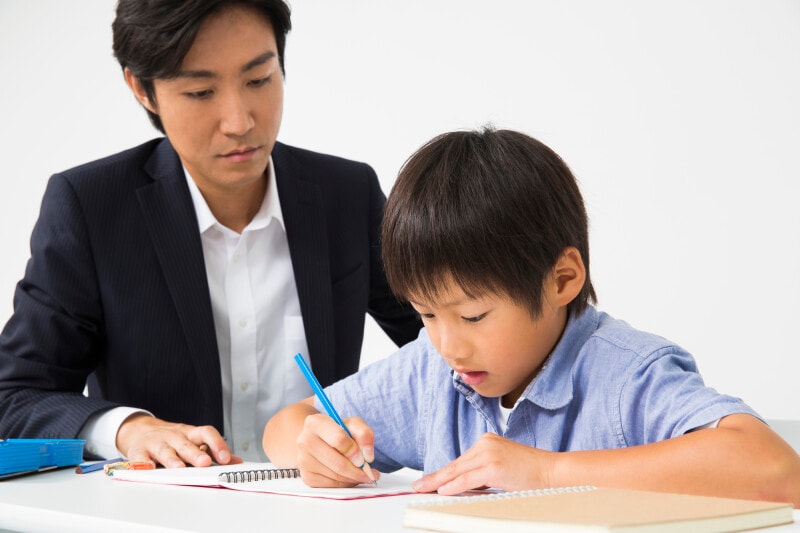 難しい算数、父親からの大量の課題、叱責などが重なり答えを写すように……