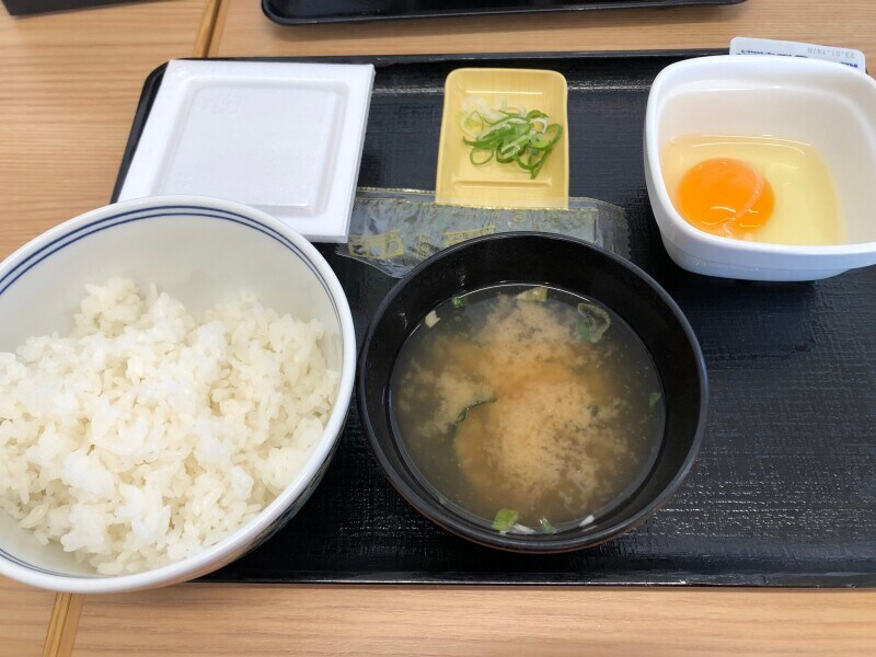 吉野家の「朝牛セット」に玉子を追加