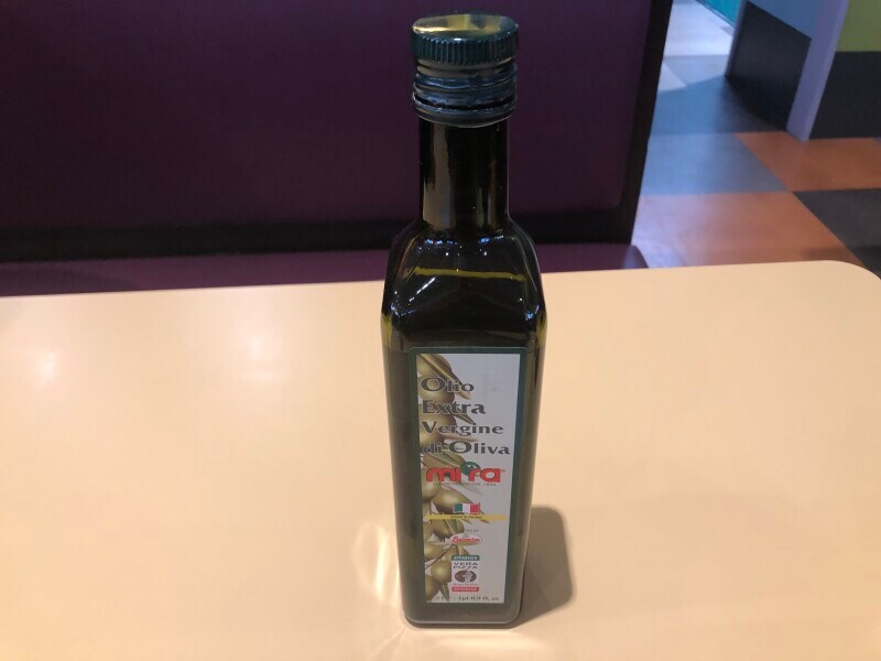 サイゼリヤの店内にあるオリーブオイル