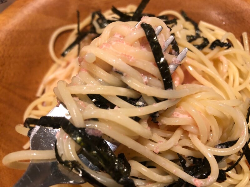 サイゼリヤ店内にある「オリーブオイル」を絡める