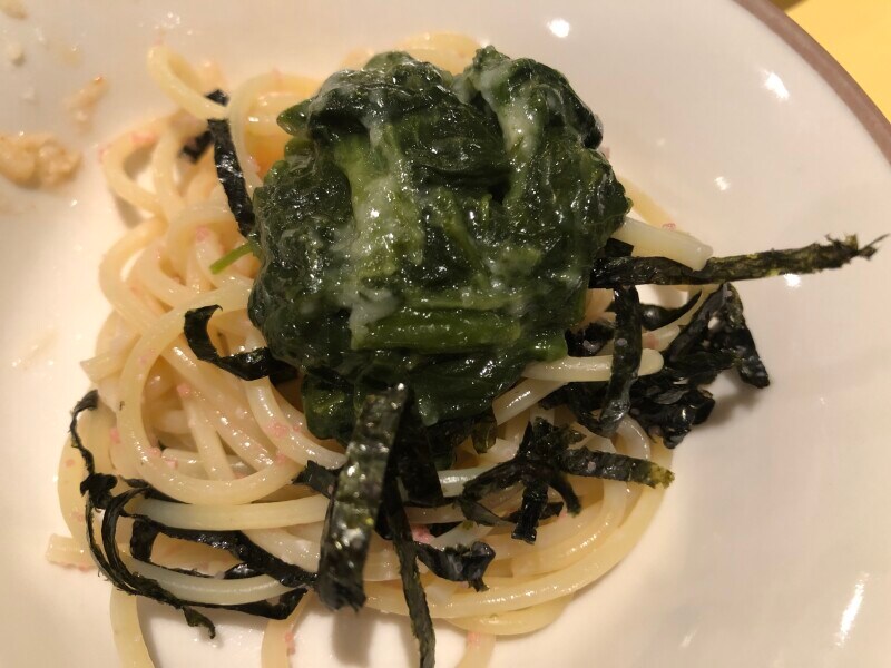 サイゼリヤのたらこパスタ「タラコソースシシリー風」に「ほうれん草のくたくた」をトッピング