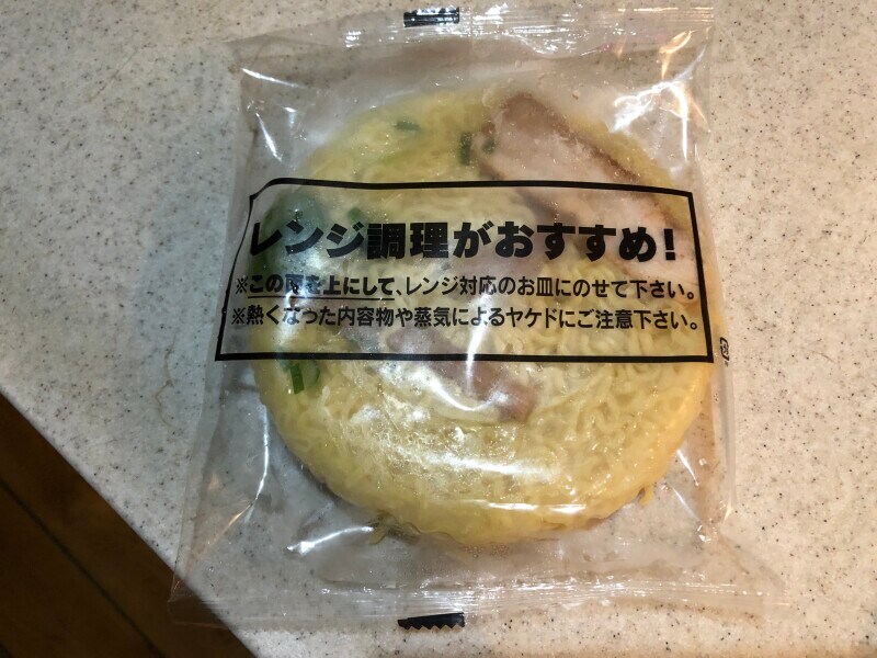 ローソンの冷凍ラーメン「鶏だし香る具付き醤油ラーメン」は電子レンジ調理がおすすめ