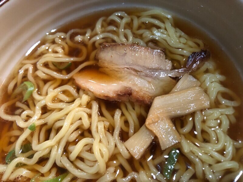 ローソンの冷凍ラーメン「鶏だし香る具付き醤油ラーメン」の具材はチャーシューとめんま
