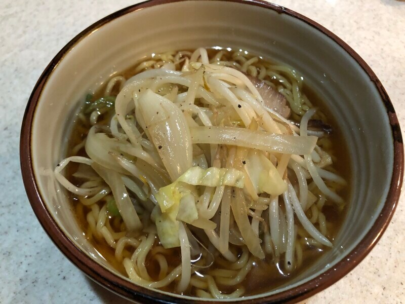 ローソンの冷凍ラーメン「鶏だし香る具付き醤油ラーメン」に野菜炒めをトッピング