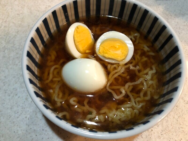 ローソンの冷凍ラーメン「鶏だし香る具付き醤油ラーメン」にゆでたまごをトッピング