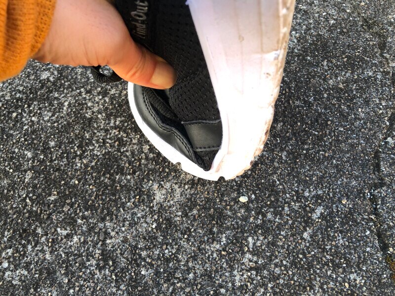 底部分は柔らかく、簡単に折れ曲がる