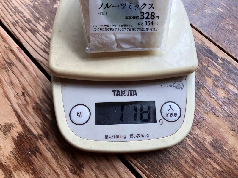 ローソンの「小さな幸せのフルーツサンド　フルーツミックス」の重さは118gだった