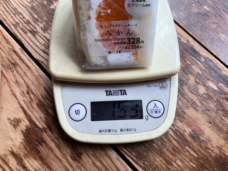 ローソンの「小さな幸せのフルーツサンド　みかん」の重さは153gだった
