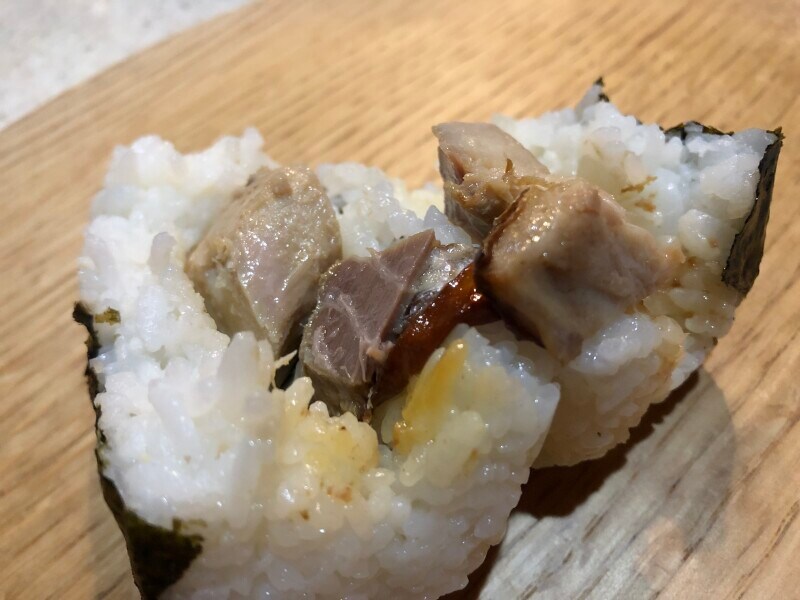 ファミリーマートのごちむすび「とろさば」は大きな焼さばが入っている