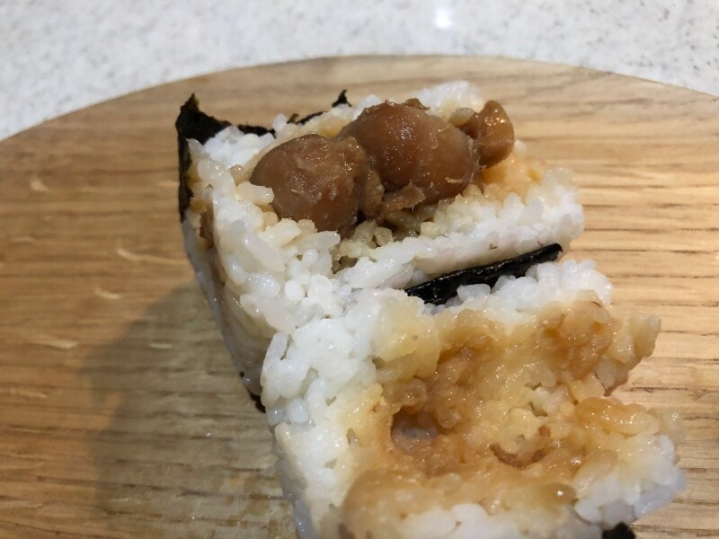 ファミリーマートのごちむすび「ほたて　バター醤油仕立て」は、ホタテが2個入っている