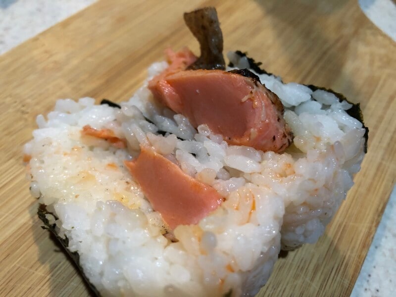 ファミリーマートのごちむすび「大きな鮭はらみ」には脂が乗ったはらみが入っている