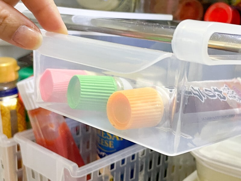 ダイソーの「冷蔵庫収納トレー　クリップ式」使用例