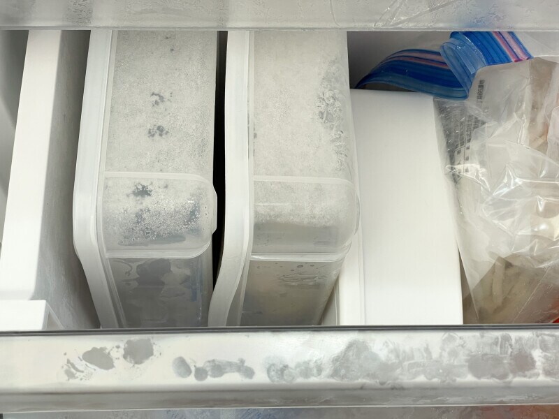 ダイソーの「立てて置ける保存容器」と「食パンケース」