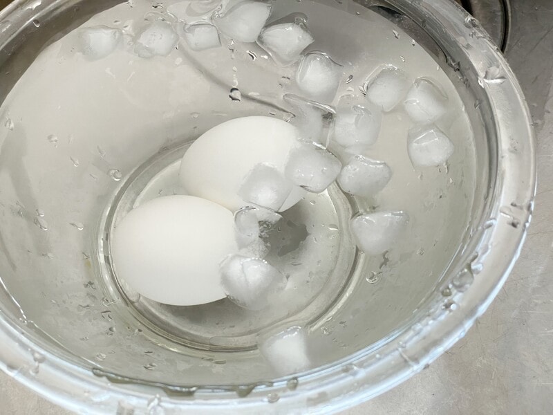 氷水に入れて茹で卵を冷やす
