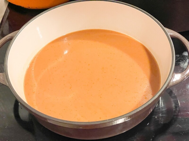 濃厚な味噌味のすみれの鍋スープ