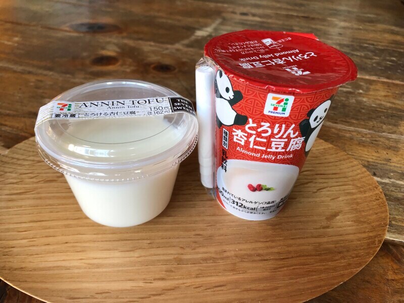 セブンイレブンの「とろける杏仁豆腐」（左）と「とろりん杏仁豆腐」（右）