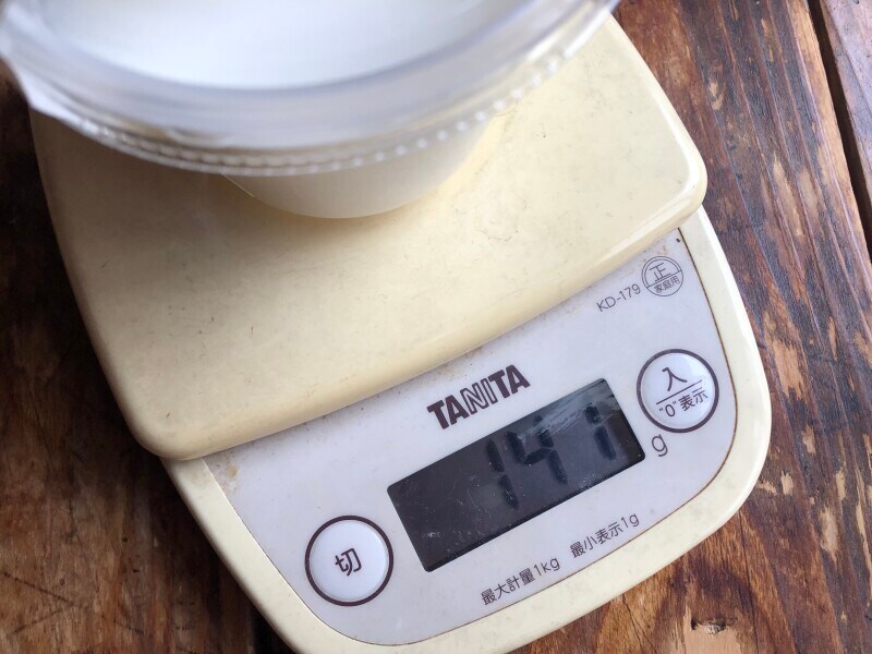 セブンイレブンの「とろける杏仁豆腐」は容器込みで141g