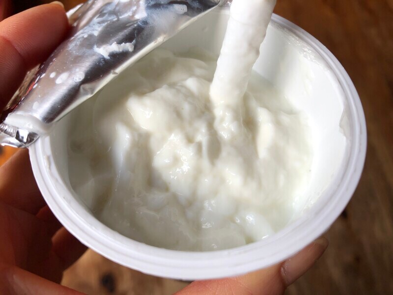 セブンイレブンの「とろりん杏仁豆腐」はストローでかき混ぜて飲む