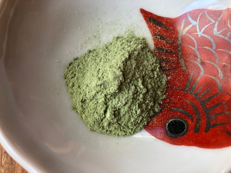 業務スーパーの「おいしいフルーツin青汁DX」は黄緑色