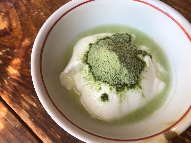 業務スーパーの「おいしいフルーツin青汁DX」をヨーグルトにかける