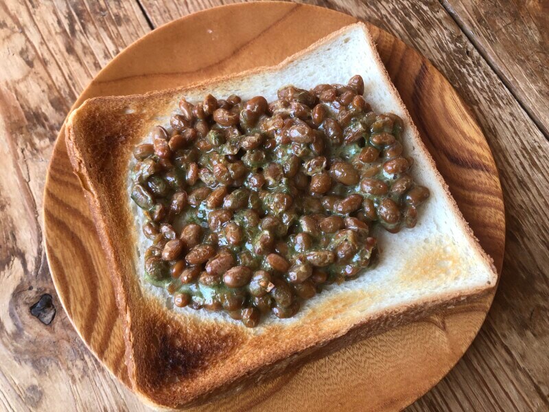 業務スーパーの「おいしいフルーツin青汁DX」で納豆トースト