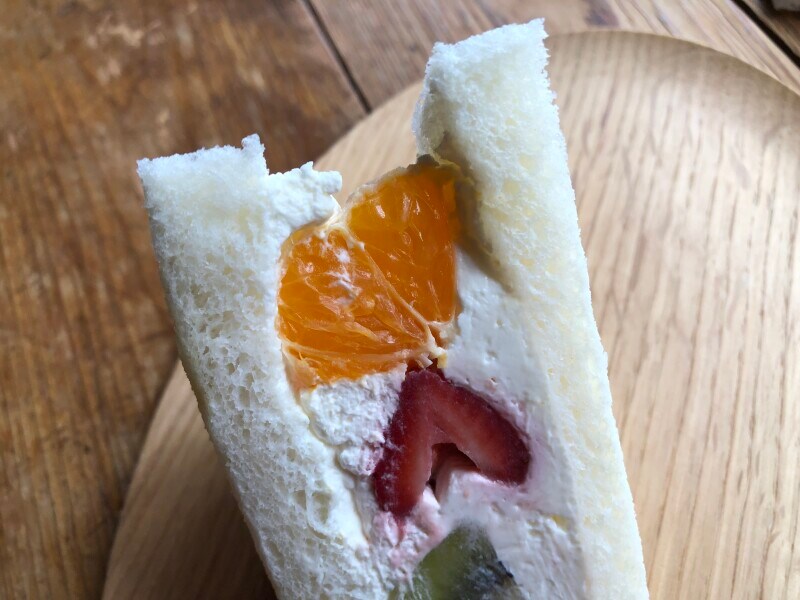 ローソンのフルーツサンド「小さな幸せのフルーツサンド　フルーツミックス」はさっぱりした味でチーズケーキのよう