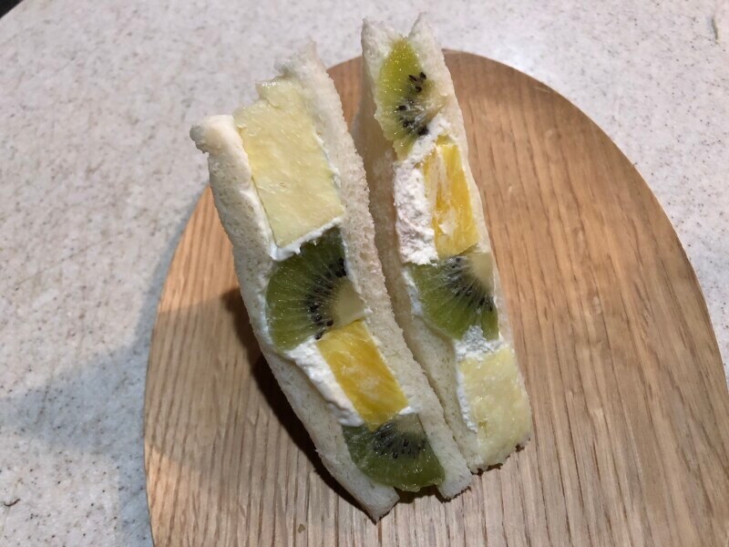 ファミリーマートの「フレッシュフルーツサンド」はキウイが多め