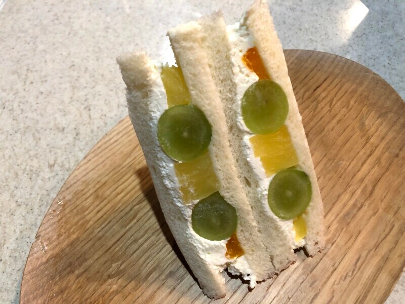 セブンイレブンの「シャインマスカット入りフルーツサンド」はシャインマスカットが贅沢に入っている