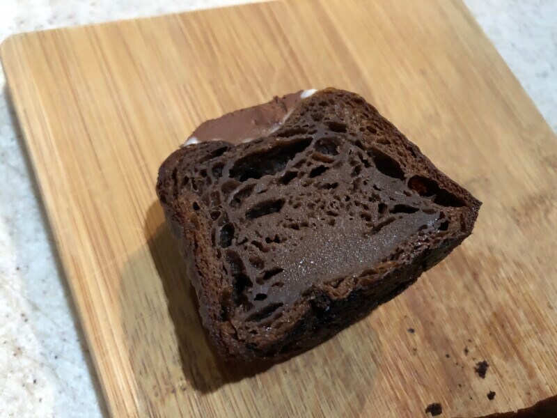 セブンイレブンの「生食感ショコラカヌレ」の生地はもちもち