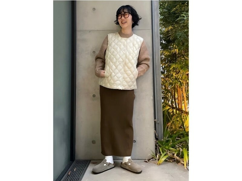 薄手のベストはさっと羽織れる&首元もノーカラーで邪魔にならず着やすい 出典:StyleHint