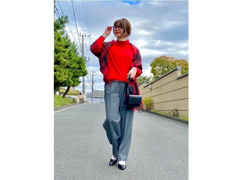 鮮やかなカラーのニットでふんわり、着映えも叶うコーデに　出典：StyleHint