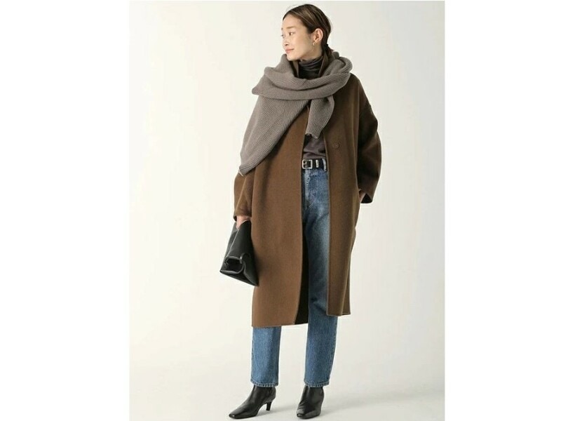 ロングコートで縦長ラインを作り、さらにショートブーツでスタイルアップ　出典：WEAR