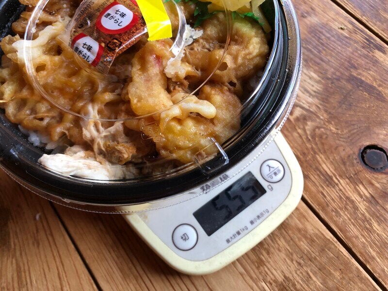 ほっともっとの「海鮮天とじ丼」の重さは、容器込みで555gだった