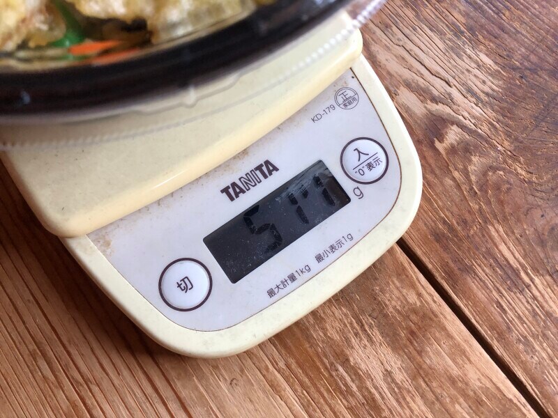ほっともっとの「上・海鮮天丼」の重さは、容器込みで517gだった