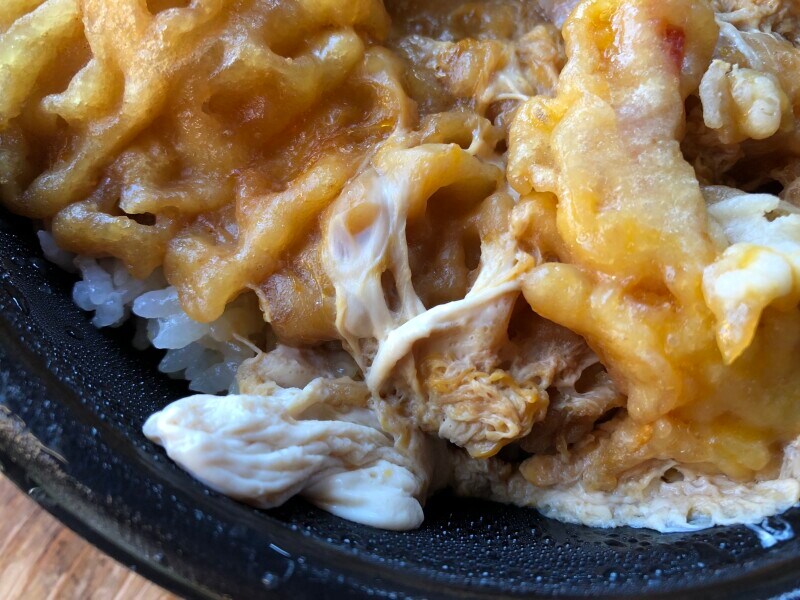 ほっともっとの「海鮮天とじ丼」は、買った時点で味がついている
