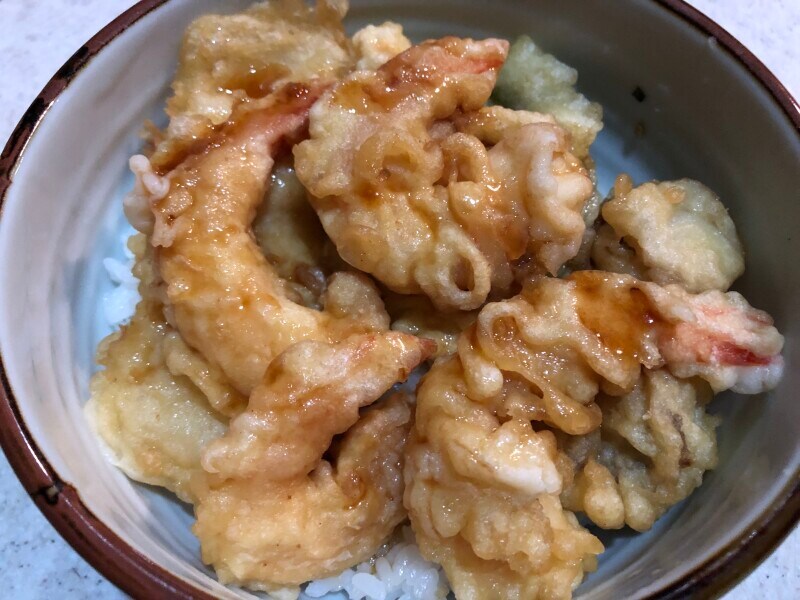 天ぷらがてんこ盛りのほっともっとの「上・海鮮天丼」