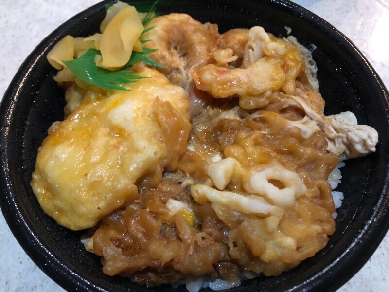 ほっともっとの「海鮮天とじ丼」は、玉子でとじている分、味はまろやか