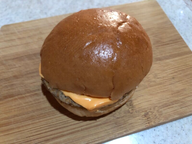 チーズがはみ出ている