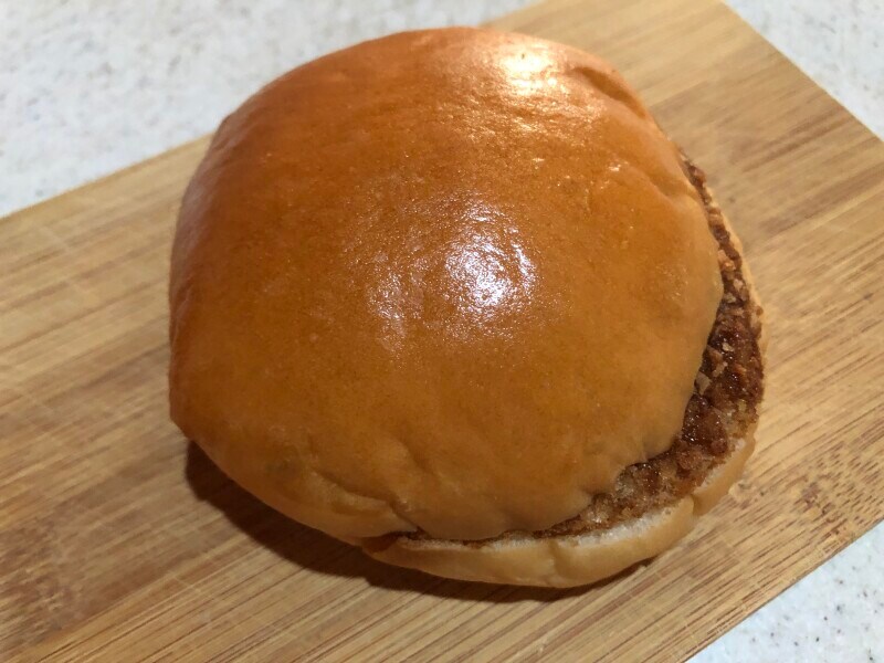 ファミリーマートの「お肉たっぷりメンチカツバーガー」はスタンダードな味