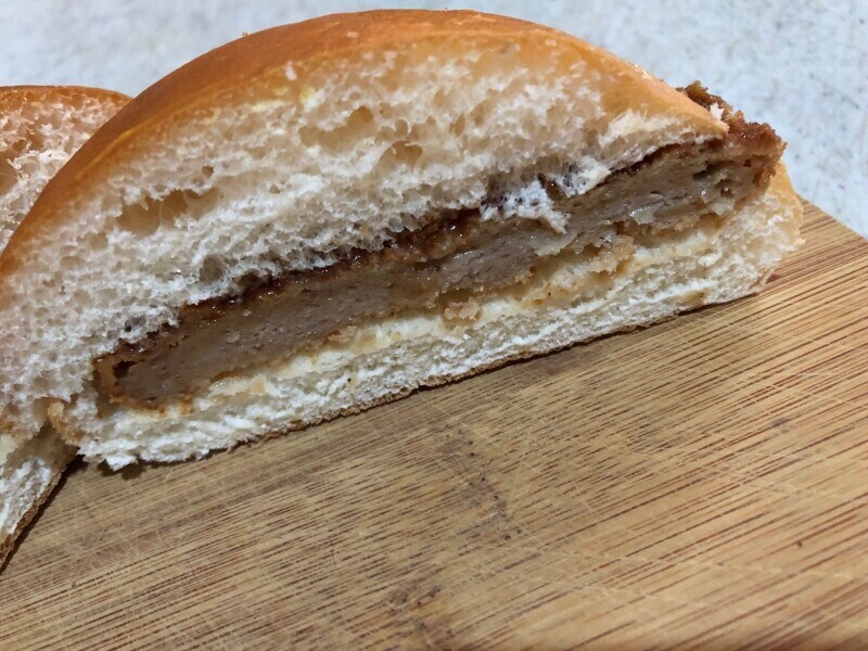ファミリーマートの「お肉たっぷりメンチカツバーガー」のメンチカツは少々薄め